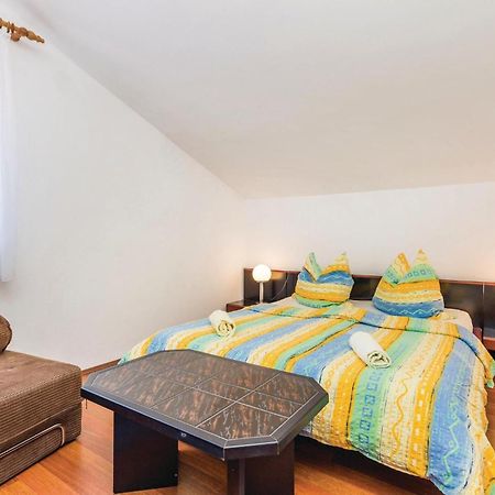 Lovely Apartment In Kampor With Kitchen Buitenkant foto