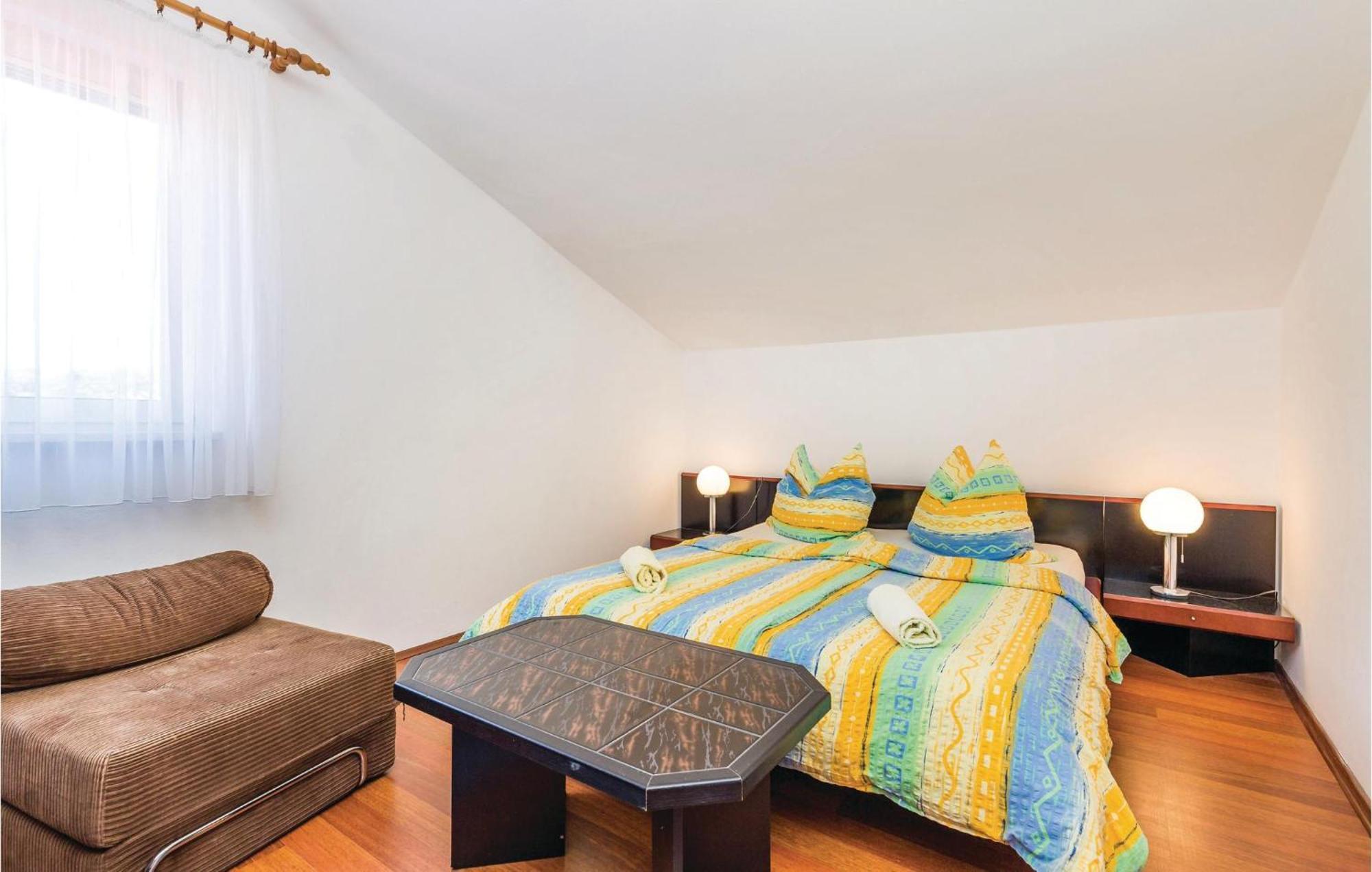 Lovely Apartment In Kampor With Kitchen Buitenkant foto