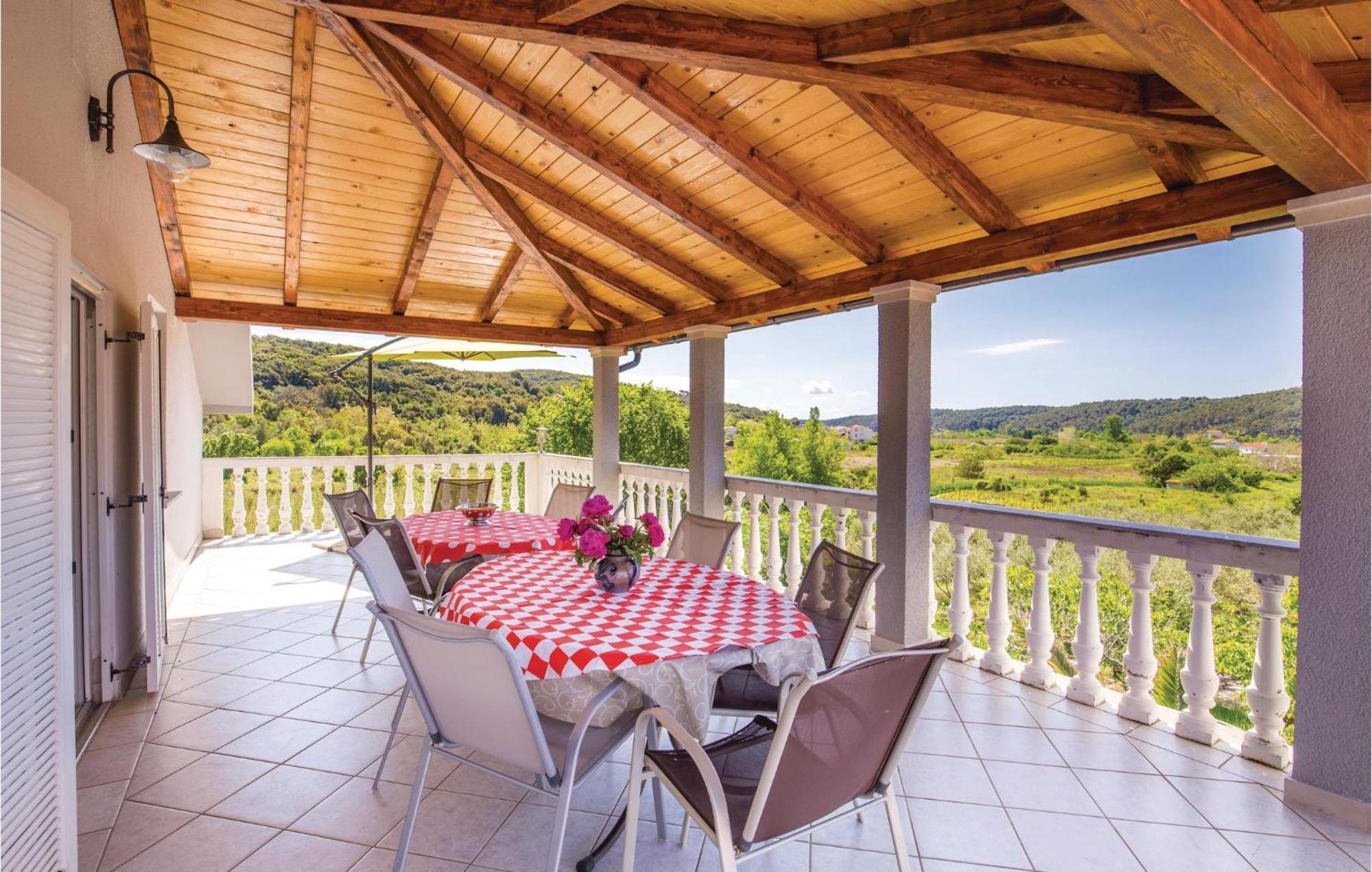 Lovely Apartment In Kampor With Kitchen Buitenkant foto