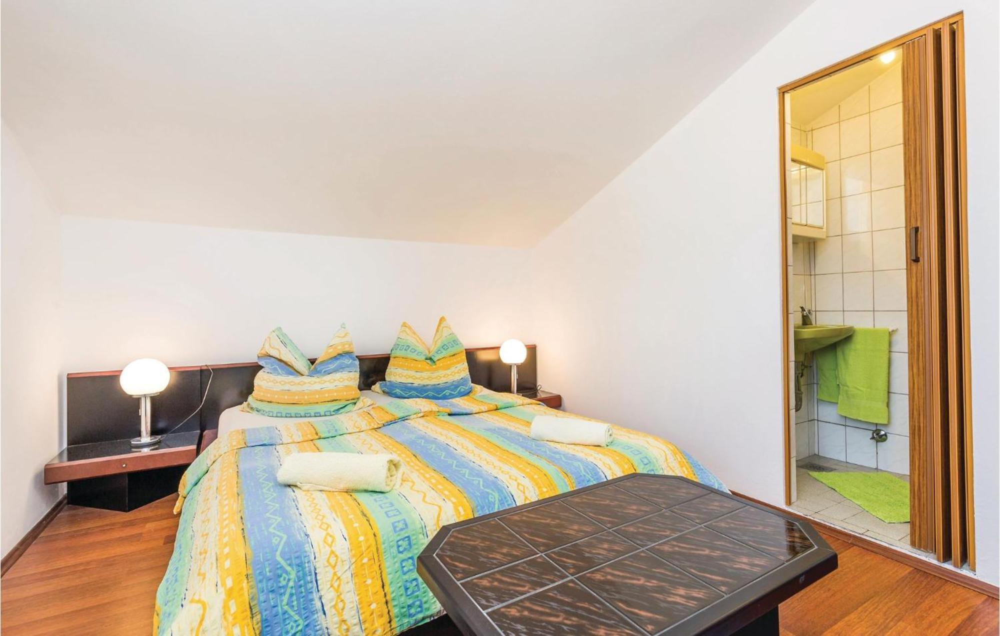 Lovely Apartment In Kampor With Kitchen Buitenkant foto