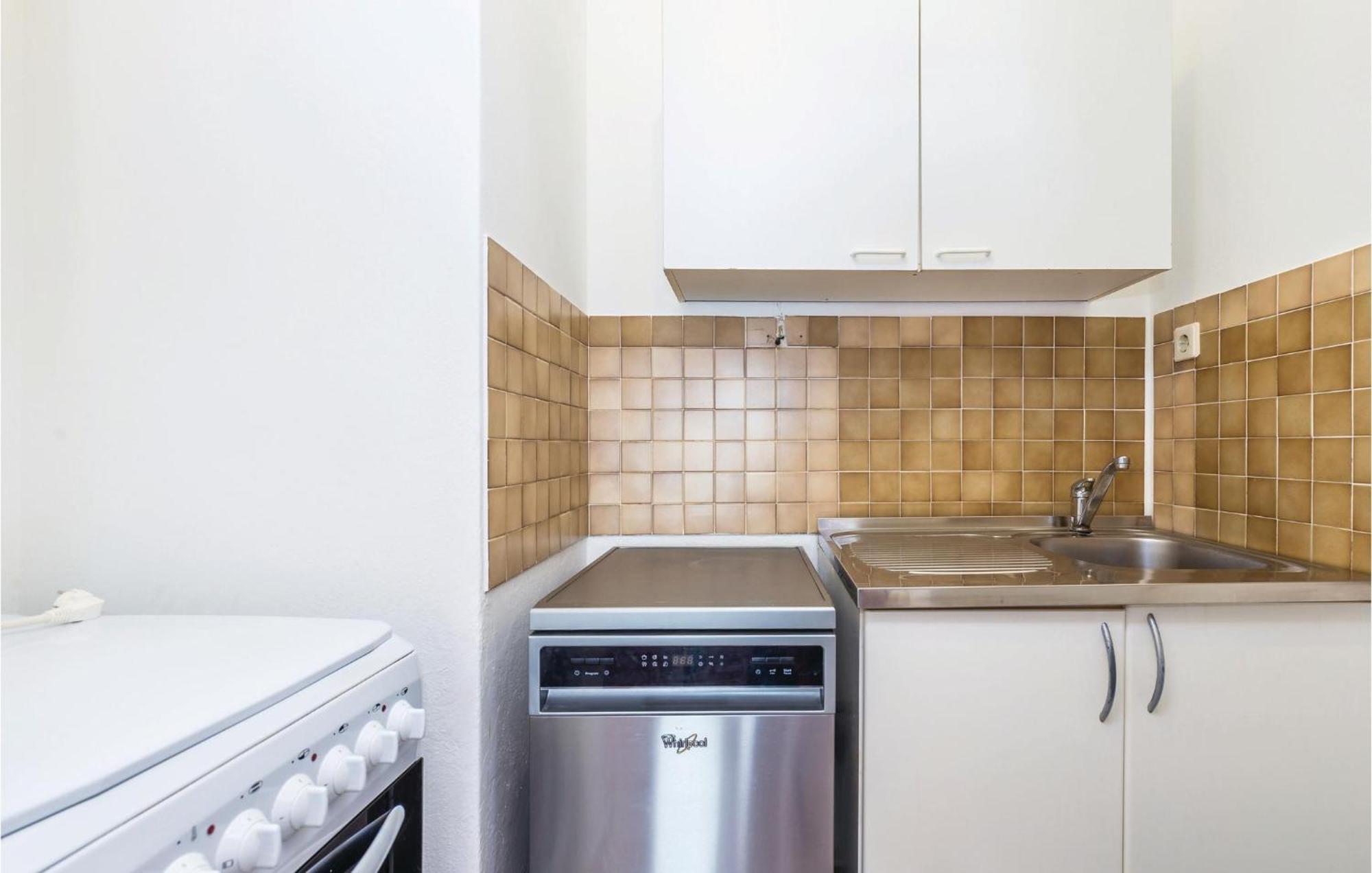 Lovely Apartment In Kampor With Kitchen Buitenkant foto