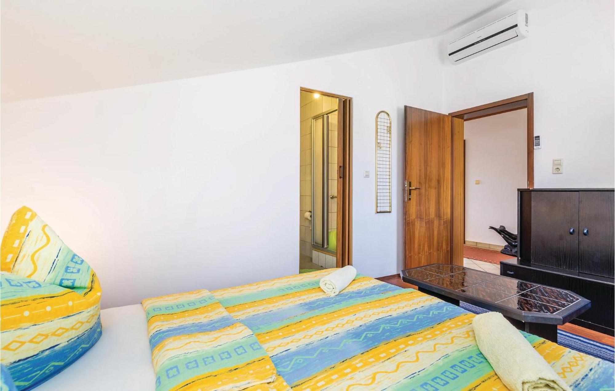 Lovely Apartment In Kampor With Kitchen Buitenkant foto