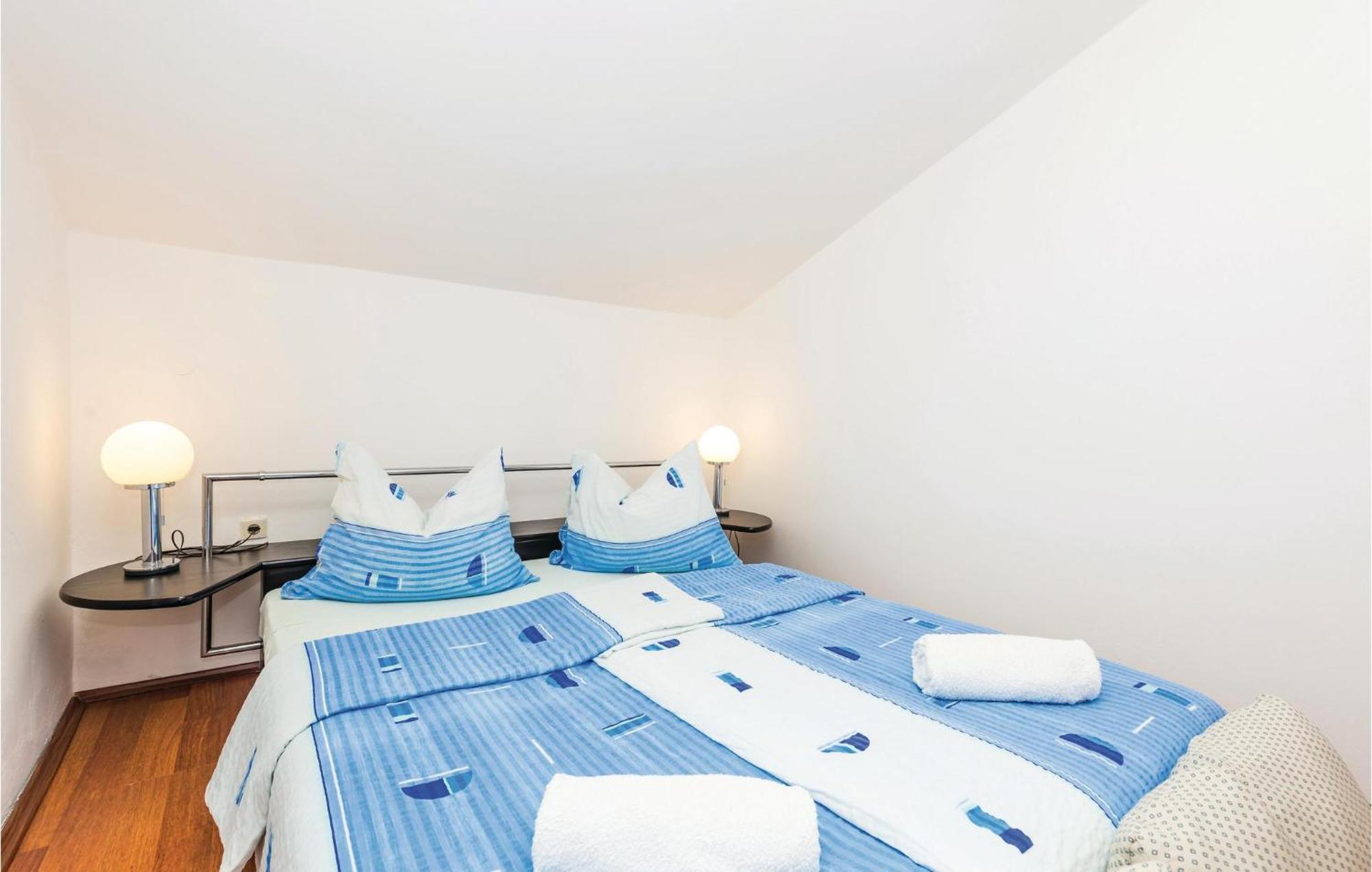 Lovely Apartment In Kampor With Kitchen Buitenkant foto
