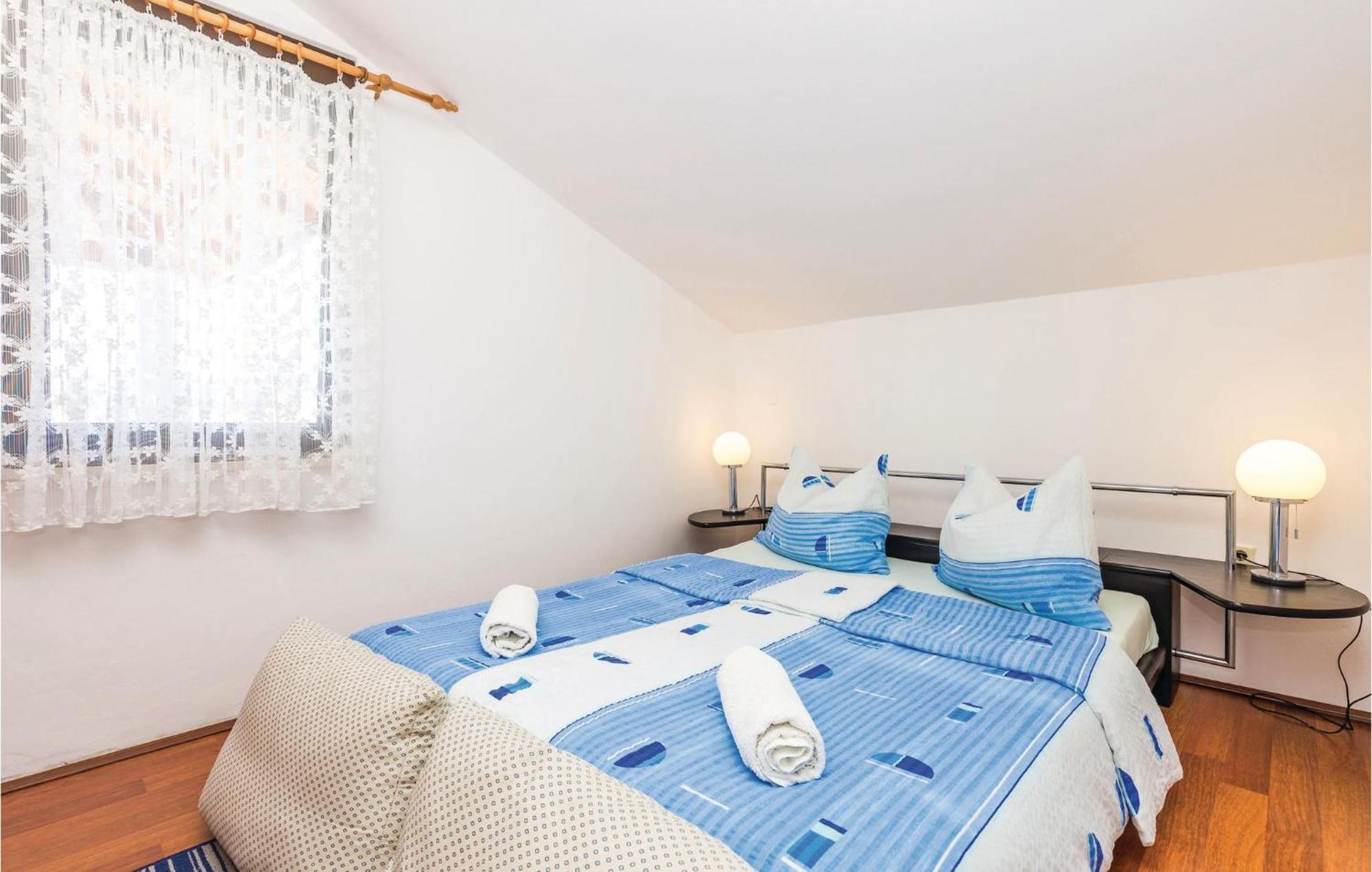 Lovely Apartment In Kampor With Kitchen Buitenkant foto