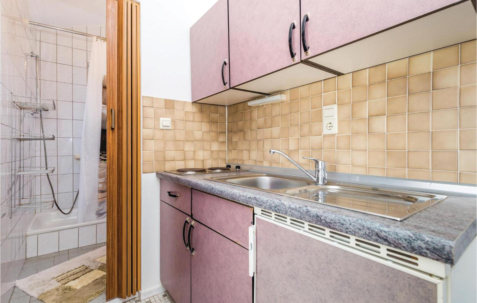 Lovely Apartment In Kampor With Kitchen Buitenkant foto