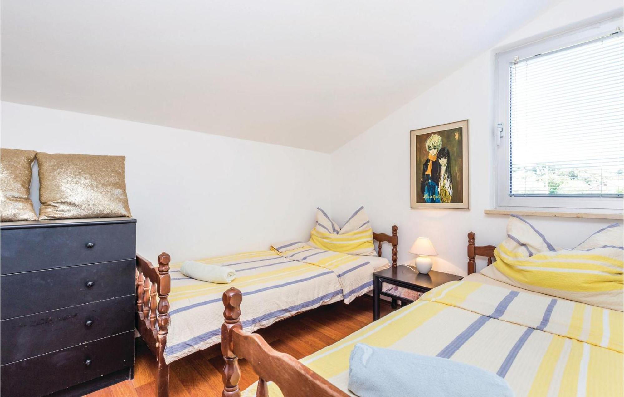 Lovely Apartment In Kampor With Kitchen Buitenkant foto