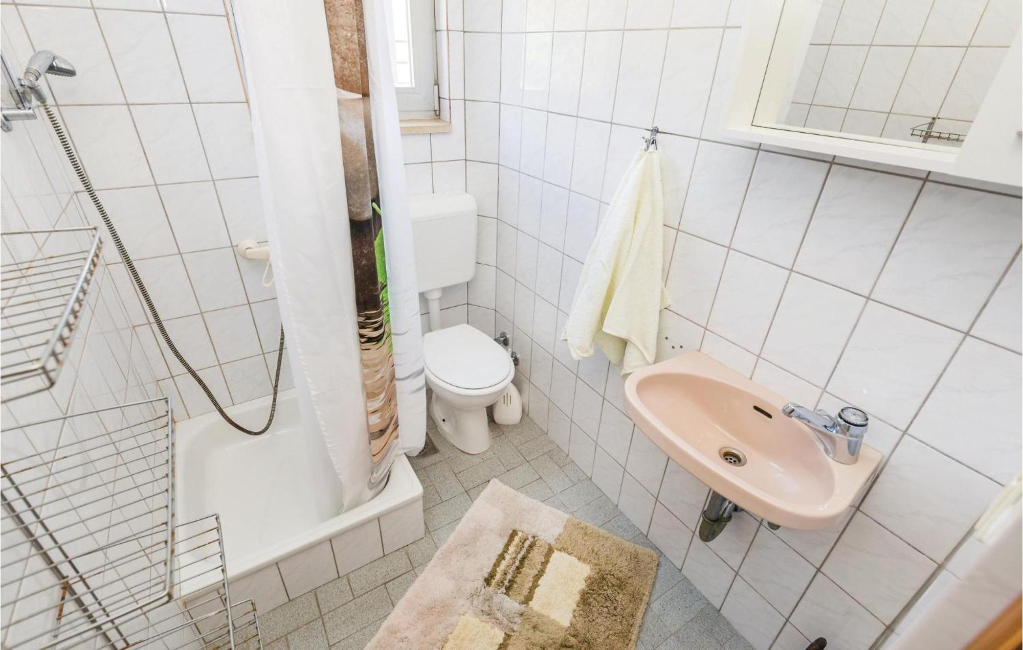 Lovely Apartment In Kampor With Kitchen Buitenkant foto